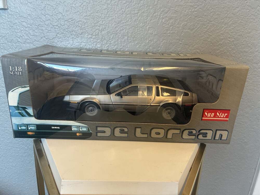 Sun Star 1981 DMC DeLorean DMC-12 1:18 Scale Diecast Model Car (Item No. 2701)